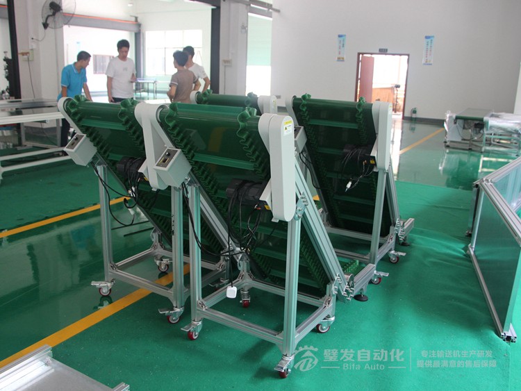 壓輪加護(hù)罩低端帶平臺裙邊擋板小型爬坡輸送機(jī)