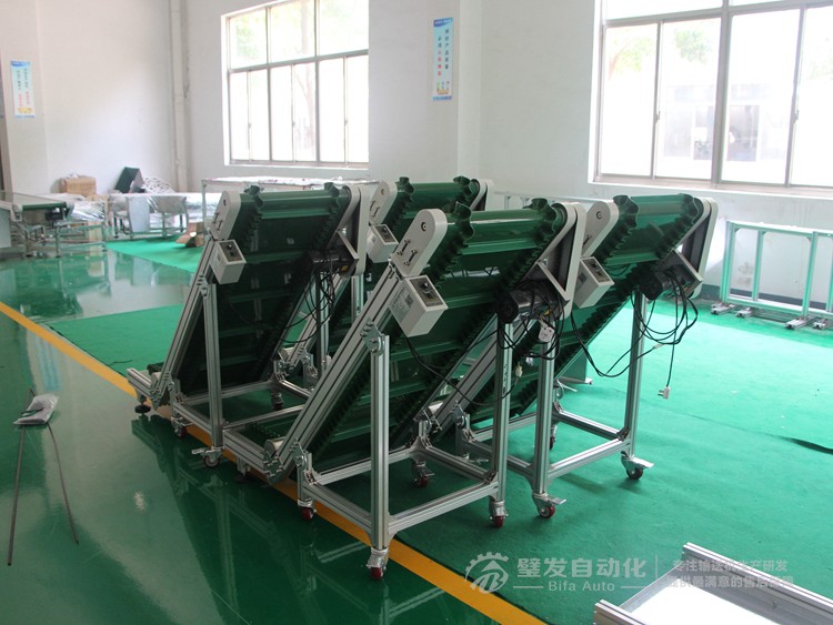 壓輪加護(hù)罩低端帶平臺裙邊擋板小型爬坡輸送機(jī)