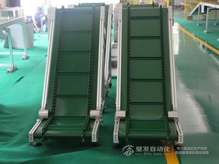 壓輪加護(hù)罩低端帶平臺裙邊擋板小型爬坡輸送機(jī)
