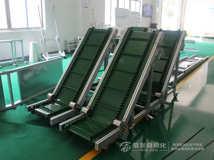 壓輪加護(hù)罩低端帶平臺裙邊擋板小型爬坡輸送機(jī)