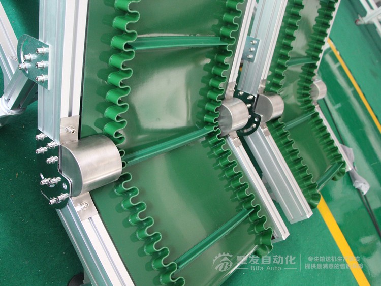 壓輪加護(hù)罩低端帶平臺裙邊擋板小型爬坡輸送機(jī)