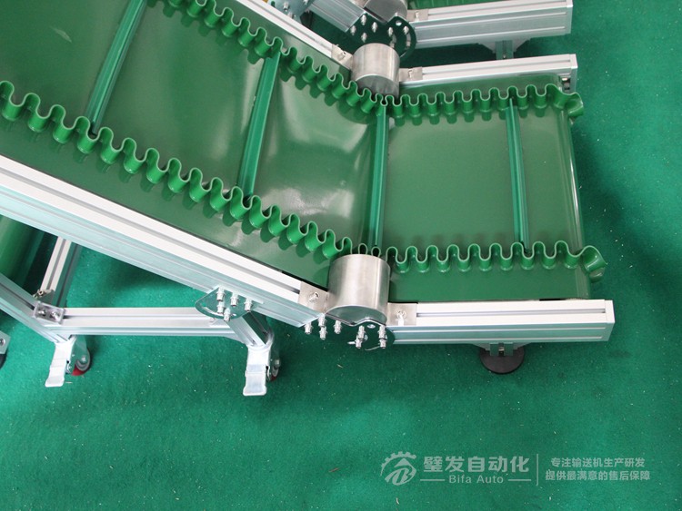 壓輪加護(hù)罩低端帶平臺裙邊擋板小型爬坡輸送機(jī)