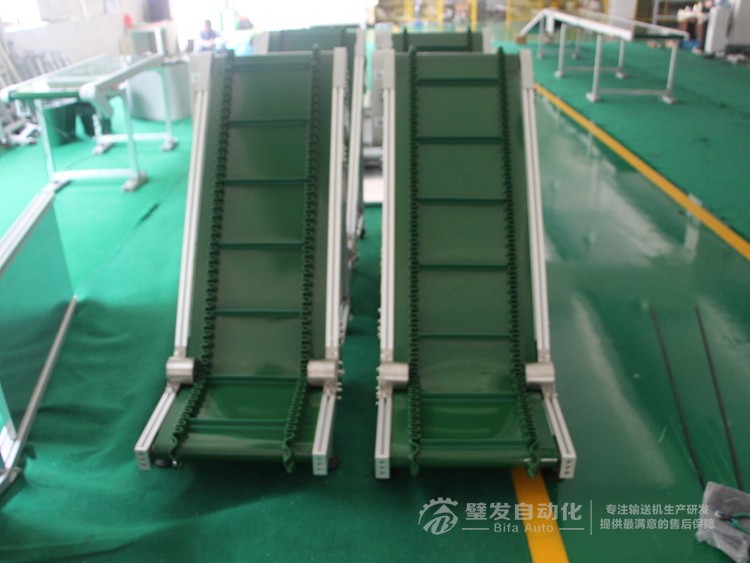 低端帶平臺(tái)裙邊擋板小型爬坡輸送機(jī)