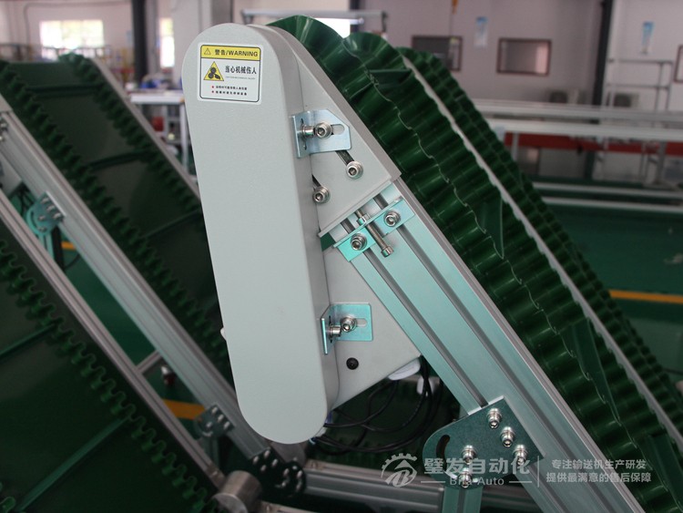 低端帶平臺(tái)裙邊擋板小型爬坡輸送機(jī)