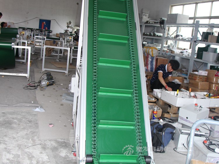 裙邊擋板爬坡輸送機