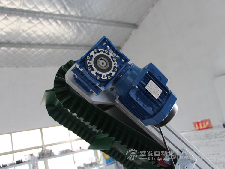 裙邊擋板爬坡輸送機